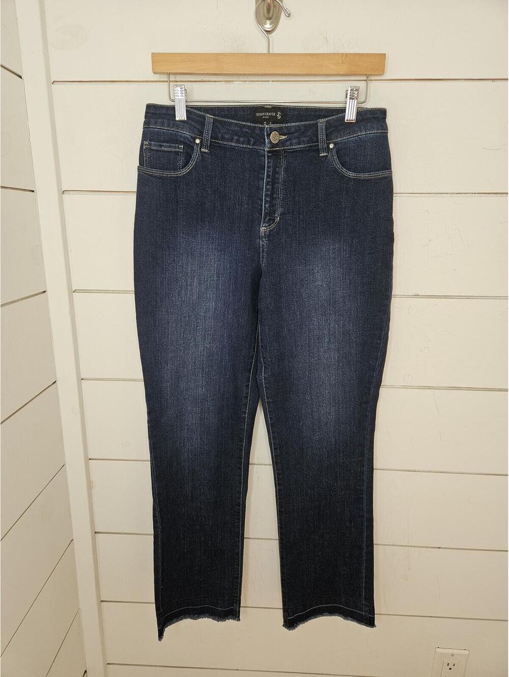 NWOT Susan Graver size 6 dark blue denim cropped jeans. slightly distressed.